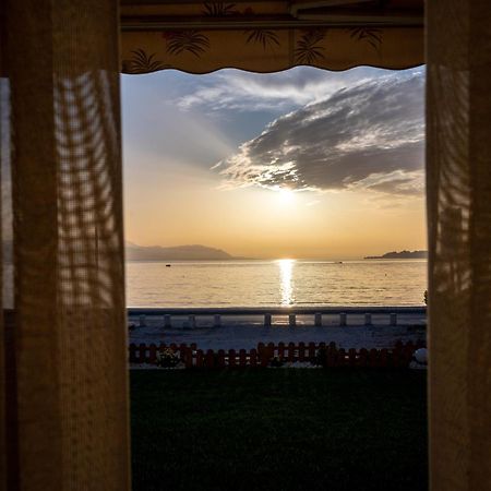 Loutraki Sea Sunset Apartment Екстериор снимка