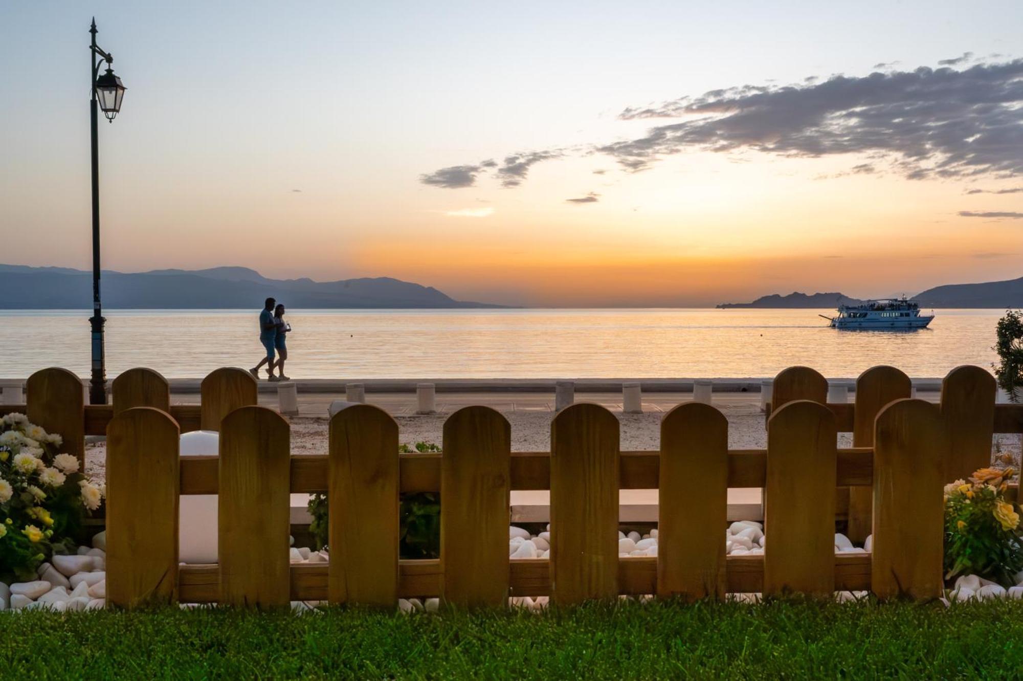 Loutraki Sea Sunset Apartment Екстериор снимка