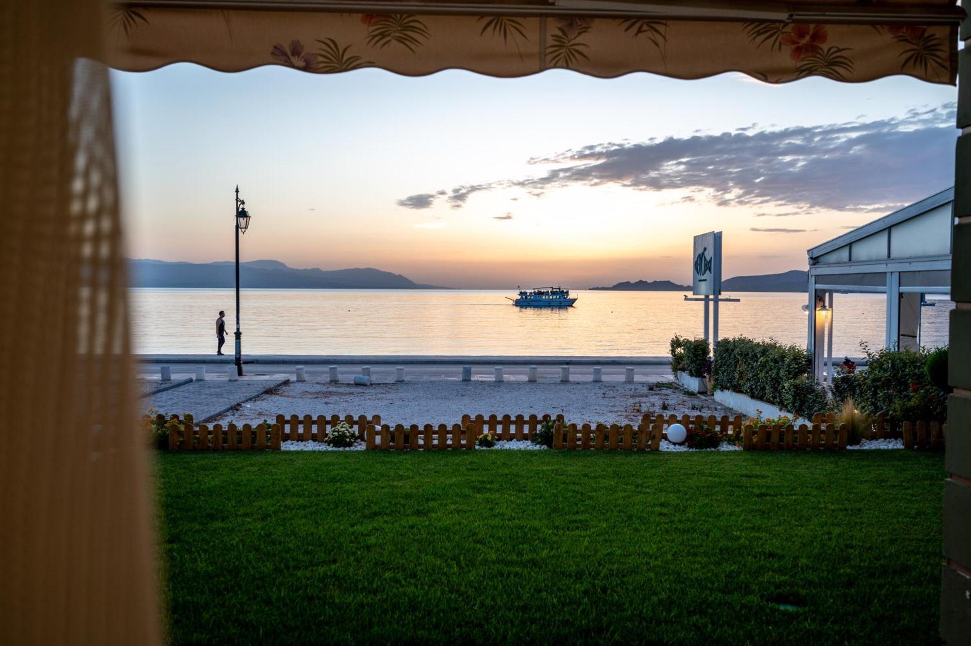 Loutraki Sea Sunset Apartment Екстериор снимка