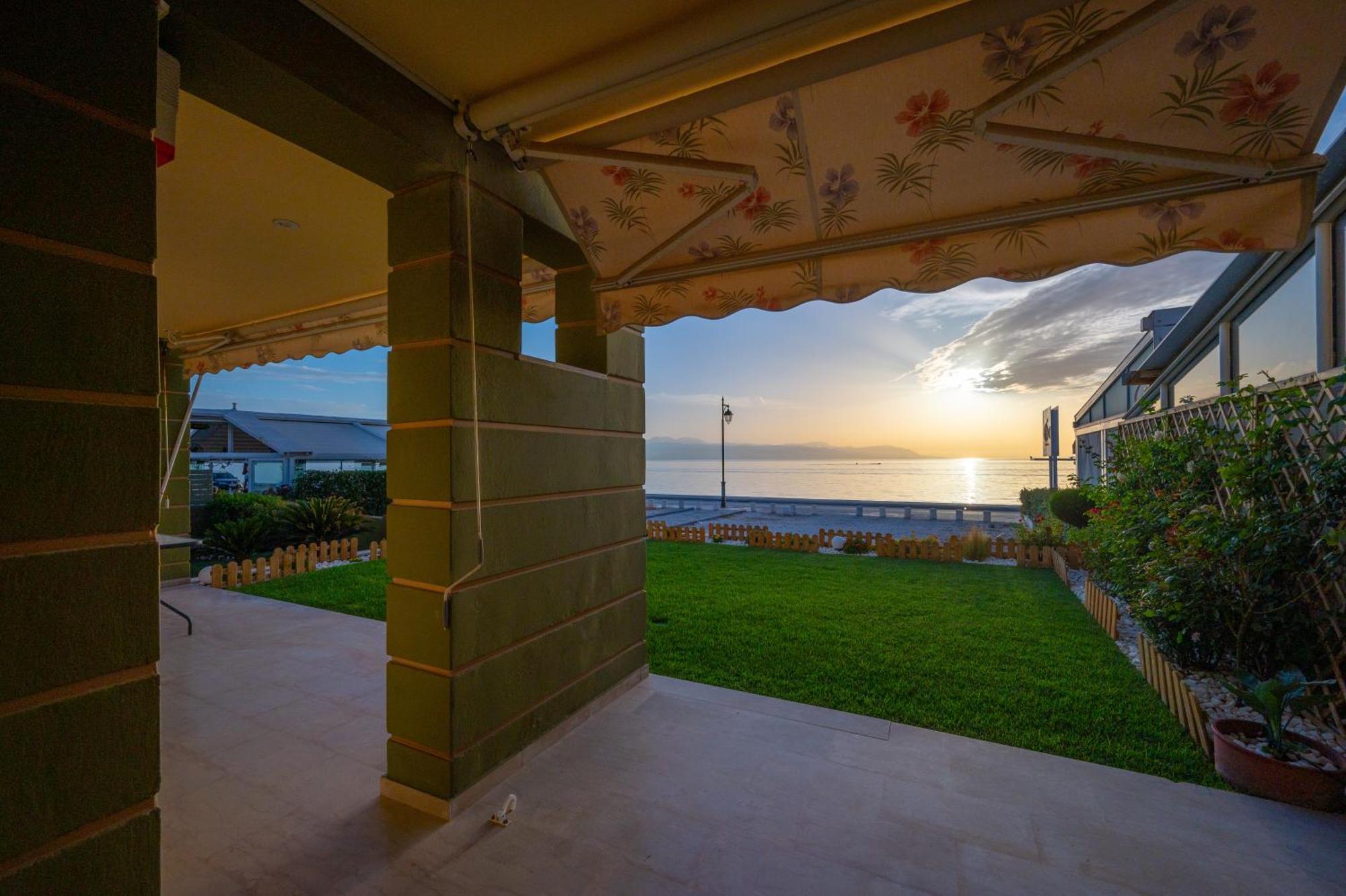 Loutraki Sea Sunset Apartment Екстериор снимка