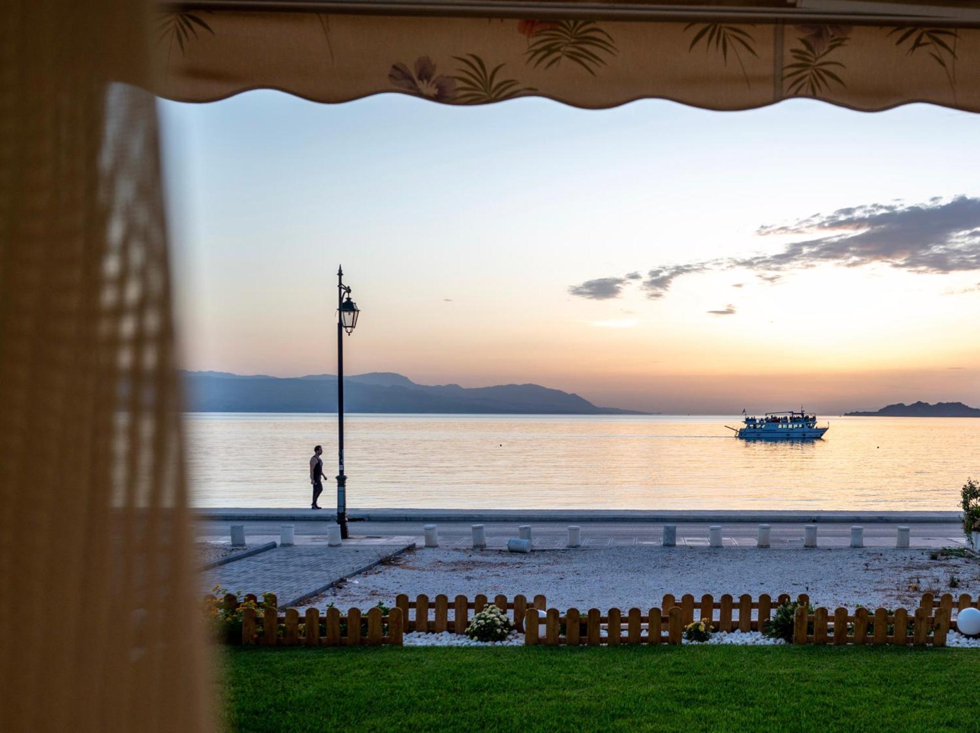 Loutraki Sea Sunset Apartment Екстериор снимка
